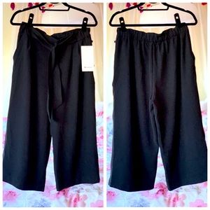Lululemon Black Crop Noir Pant size 10 (FITS VERY SMALL)